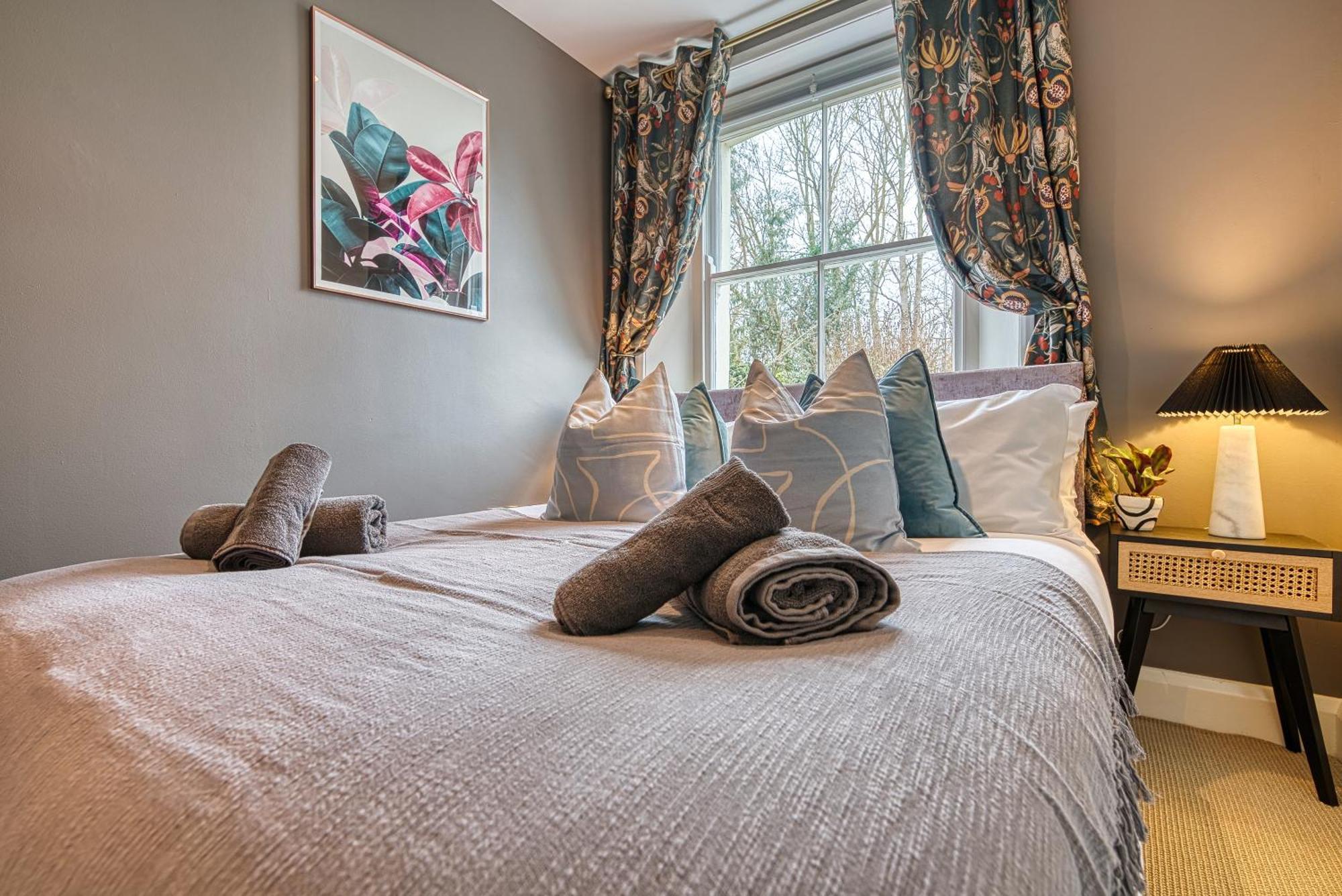 2 Bedroom Stylish Spacious Apt, Sleeps 6, Central Cheltenham, With Free Parking - By Blue Puffin Stays Luaran gambar
