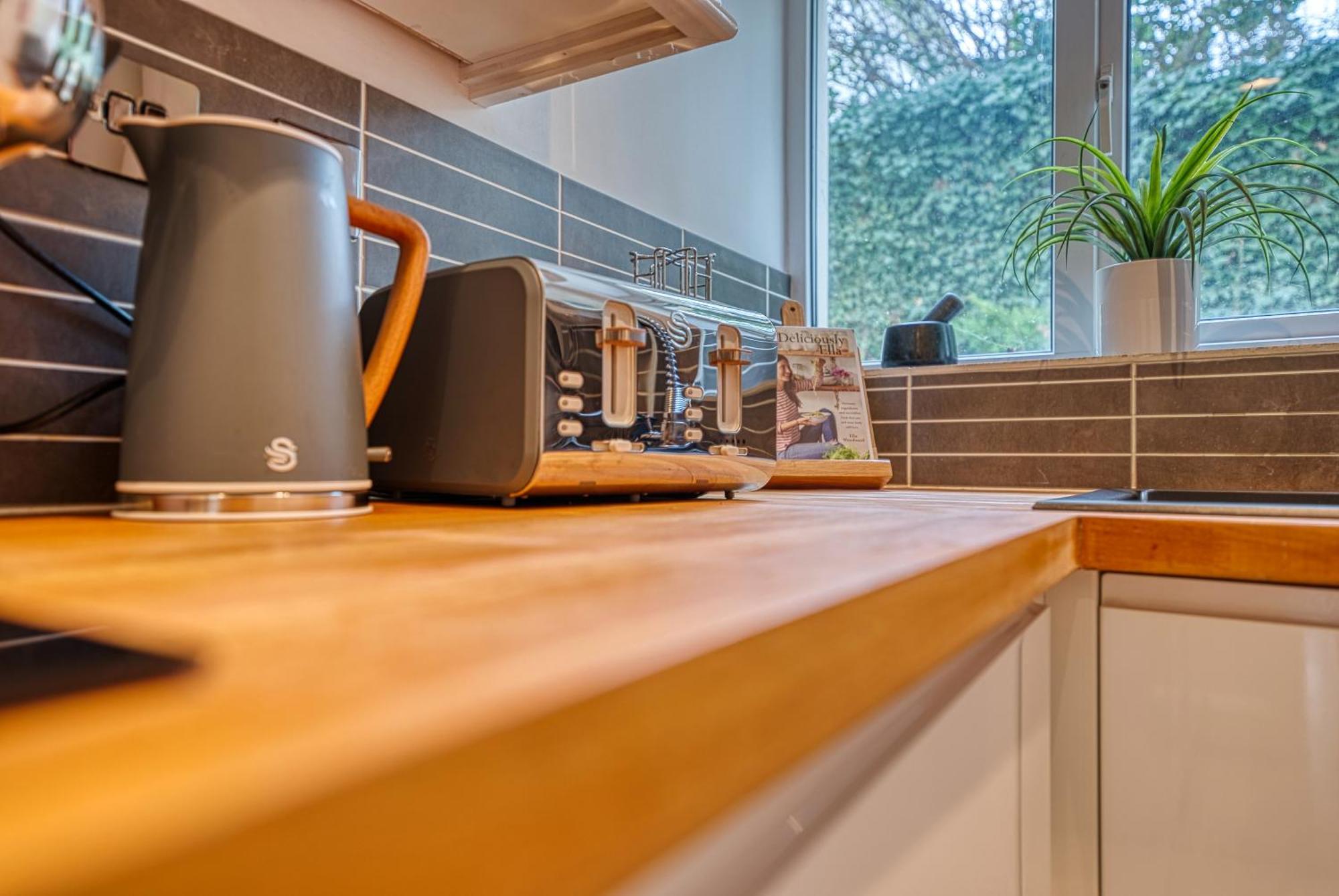 2 Bedroom Stylish Spacious Apt, Sleeps 6, Central Cheltenham, With Free Parking - By Blue Puffin Stays Luaran gambar