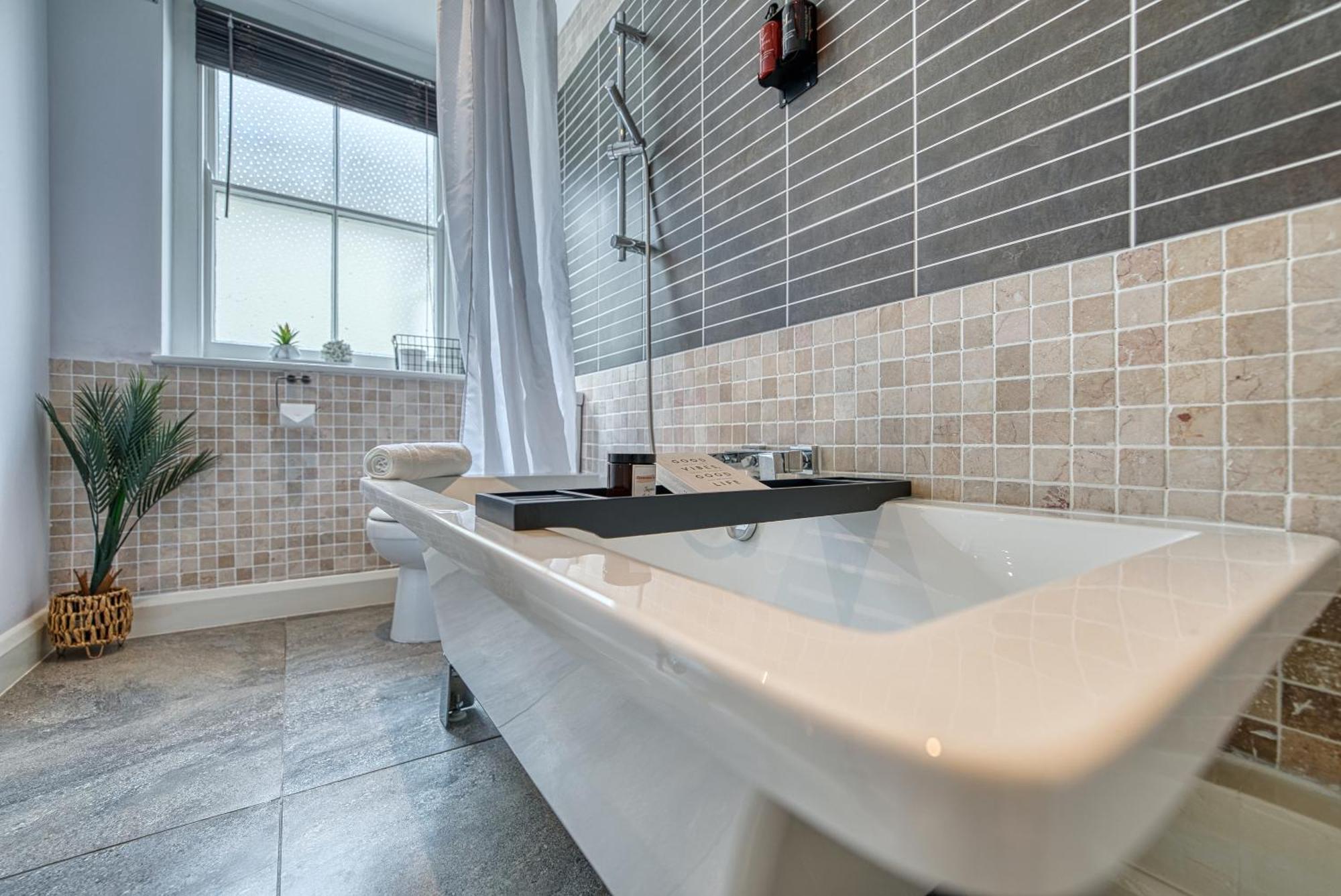 2 Bedroom Stylish Spacious Apt, Sleeps 6, Central Cheltenham, With Free Parking - By Blue Puffin Stays Luaran gambar
