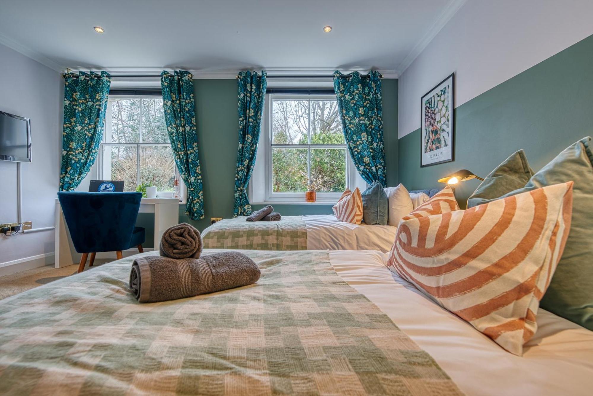 2 Bedroom Stylish Spacious Apt, Sleeps 6, Central Cheltenham, With Free Parking - By Blue Puffin Stays Luaran gambar